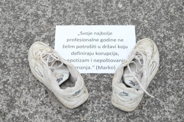 Savez samostalnih sindikata Hrvatske  je  organiziro prosvjed &ldquo;Reci to cipelama &ndash; prosvjed ostavljenih cipela&rdquo; na Zrinjevcu. Prosvjed ostavljenih cipela počeo je kratkim performansom, na kojemu je, među ostalim, glumac Žarko Savić čitao Ujevićevu &ldquo;Svakida&scaron;nju jadikovku&rdquo;.