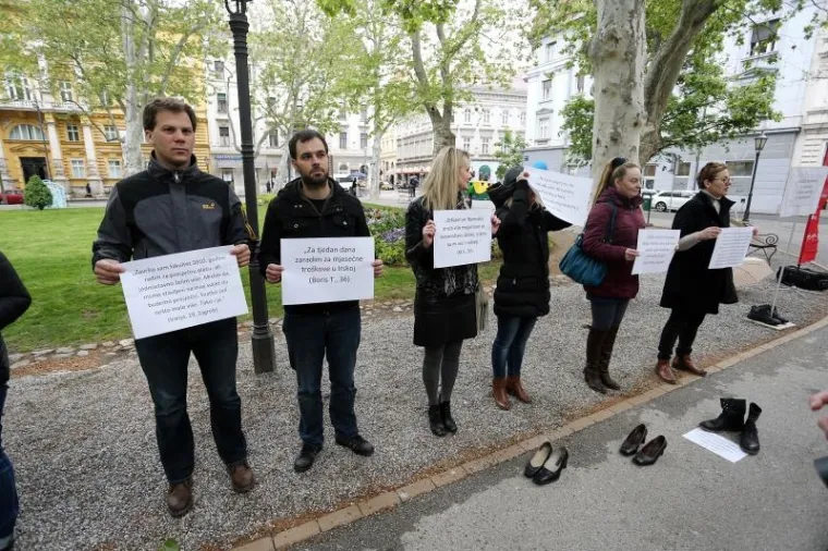 Na Zrinjevcu održan prosvjed i performans 'Reci to cipelama'