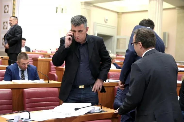 MODA NA SJEDNICI SABORA: SDP-ovka obukla Zarinu haljinu, mostovac domoljublje dokazao zanimljivim detaljem