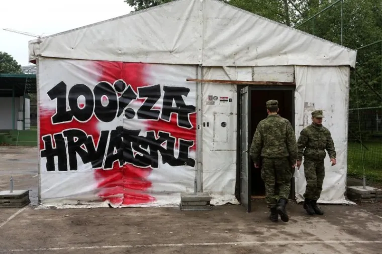 Unatoč protivljenju zapovjednika obrane Vukovara te većine vukovarskih branitelja, šator iz Savske 66 dovezen je u vukovarsku vojarnu, gdje su ga u dvorištu sastavili pripadnici HV-a.