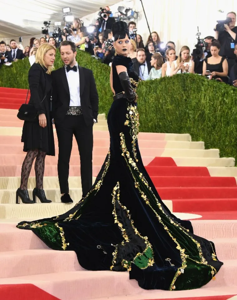 Pod vodstvom Anne Wintour, glavne urednice časopisa Vogue, taj spektakl okuplja zvijezde iz svijeta mode, filma, medija i politike i naziva se katkad "Oskarom mode" jer ga obilježava crveni tepih i svečane modne kreacije. Katy Perry