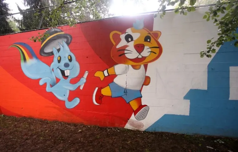 Na zidu murala posvećenog povezivanju Univerzijade 87 i ESI 2016 te na dva paviljona Studentskog doma Stjepan Radić iscrtani su grafiti s četiri ćirilicna C i grafit ćirilicnim slovima 'Vukovar je srpski'.