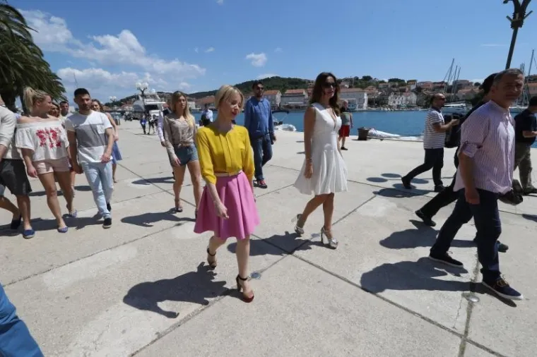 Danijela Martinović odjenula je žuto-ružičastu kombinaciju.