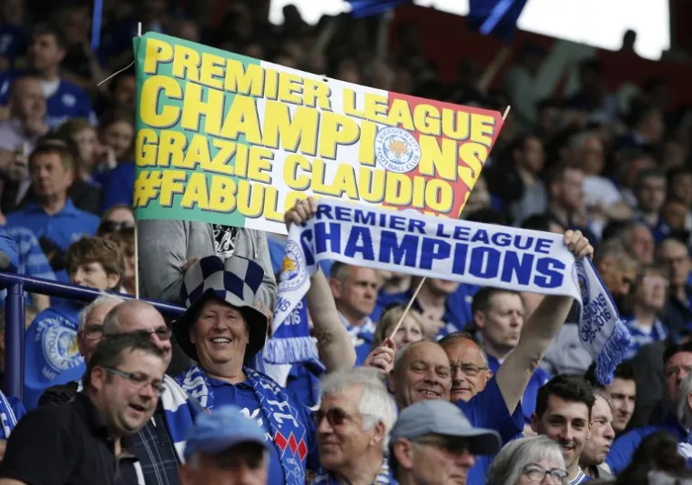 Navijači Leicestera proslavili su uoči i tijekom utakmice protiv Evertona senzacionalni naslov prvaka svojih miljenika, prvi u 132 godine postojanja kluba.