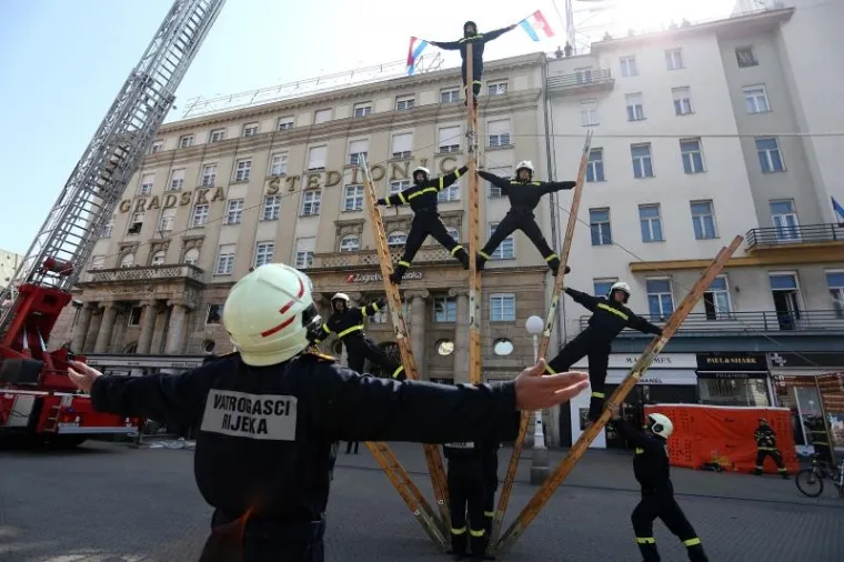 Spektakularni mimohod vatrogasaca u Zagrebu