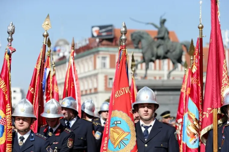 Spektakularni mimohod vatrogasaca u Zagrebu