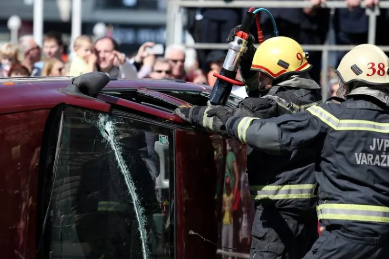 Spektakularni mimohod vatrogasaca u Zagrebu