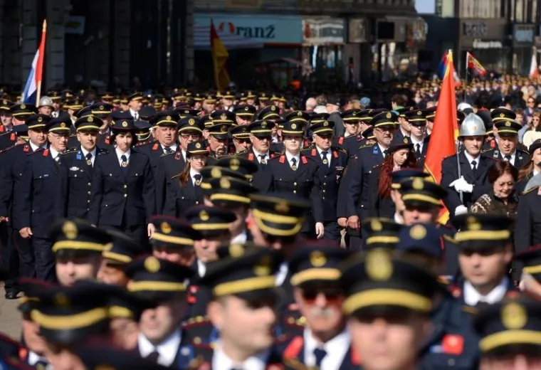 Spektakularni mimohod vatrogasaca u Zagrebu