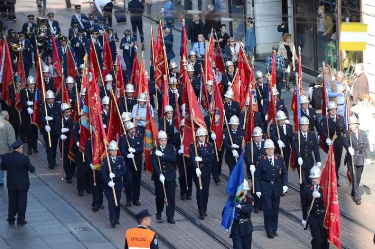 Spektakularni mimohod vatrogasaca u Zagrebu