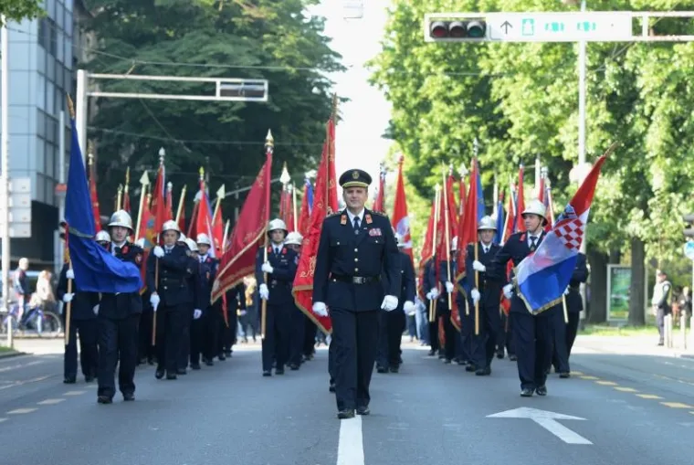 Povodom 140. obljetnice Hrvatske vatrogasne zajednice u Zagrebu je održan svečani mimohod i postrojavanje vatrogasaca na Trgu bana Jelačića.
