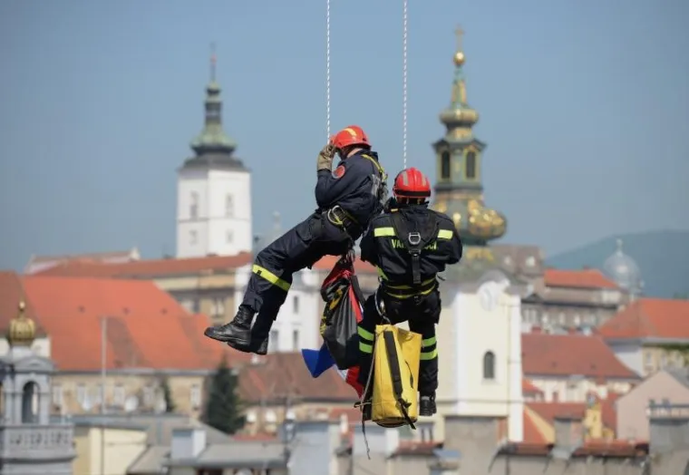 Nakon postrojavanja na Trgu bana Jelačića upriličena je spektakularna pokazna vježba.