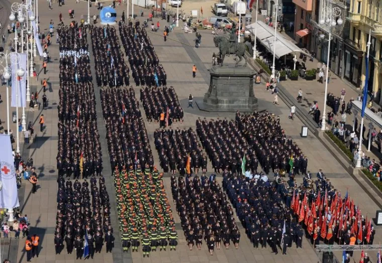 U mimohodu je sudjelovalo 2000 vatrogasaca i 17 vozila iz svih hrvatskih županija, ali i gostiju iz vatrogasnih zajednica Slovenije, Austrije, Njemačke, Slovačke&hellip;.