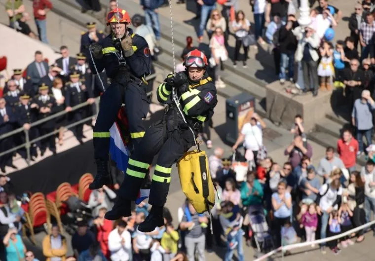 Spektakularni mimohod vatrogasaca u Zagrebu