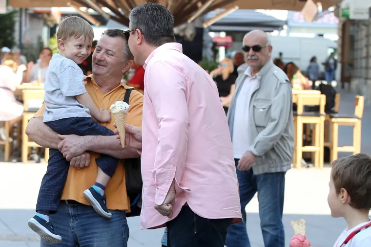 Premijer Ore&scaron;ković sa sinom pro&scaron;etao &scaron;picom i družio se s građanima