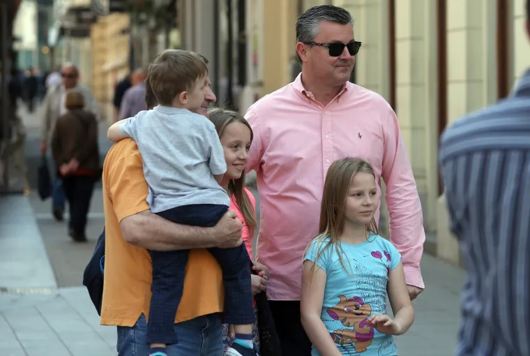 Premijer Ore&scaron;ković sa sinom pro&scaron;etao &scaron;picom i družio se s građanima