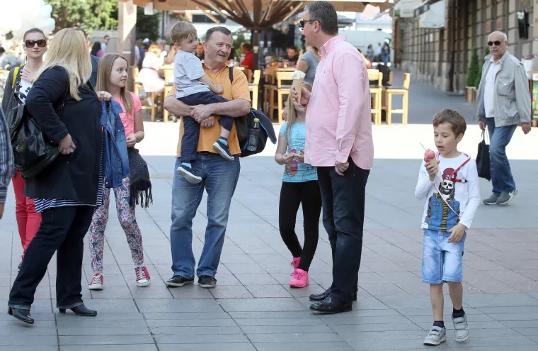 Premijer Ore&scaron;ković sa sinom pro&scaron;etao &scaron;picom i družio se s građanima