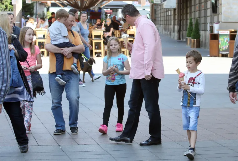 Premijer Ore&scaron;ković sa sinom pro&scaron;etao &scaron;picom i družio se s građanima
