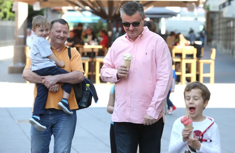 Premijer Ore&scaron;ković sa sinom pro&scaron;etao &scaron;picom i družio se s građanima