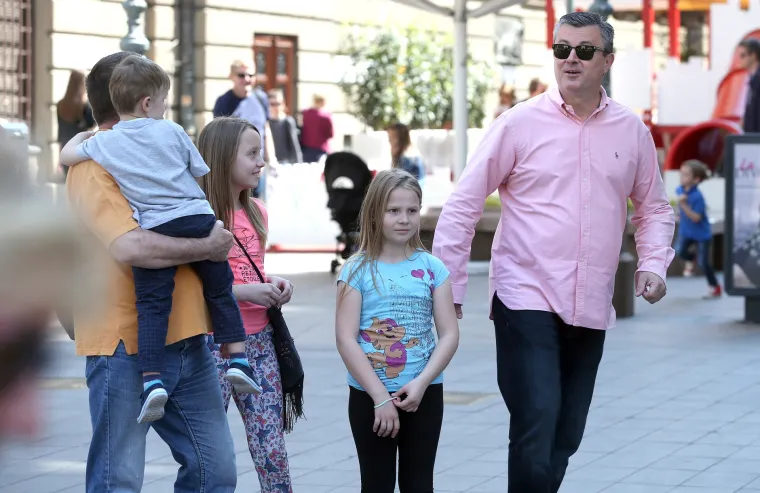 Premijer Ore&scaron;ković sa sinom pro&scaron;etao &scaron;picom i družio se s građanima