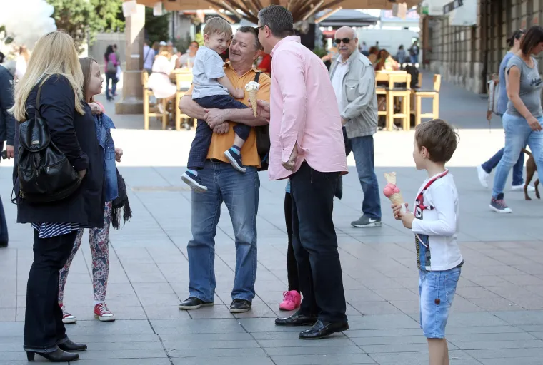 Premijer Ore&scaron;ković sa sinom pro&scaron;etao &scaron;picom i družio se s građanima