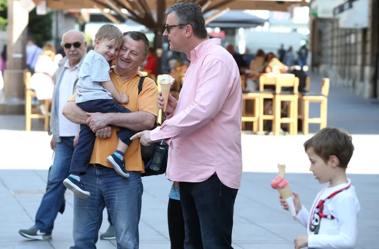 Premijer Ore&scaron;ković sa sinom pro&scaron;etao &scaron;picom i družio se s građanima