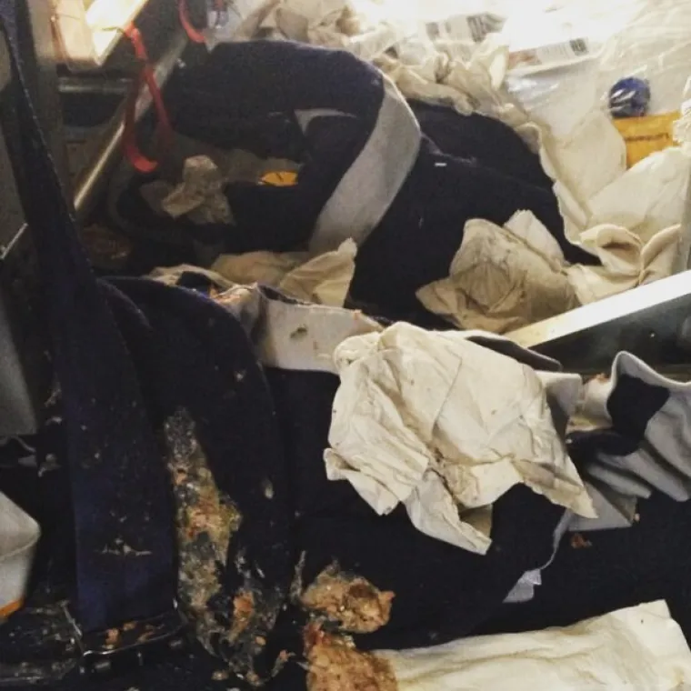 STJUARDESE PODIJELILE GNJUSNE PRIZORE: Zapele u avionu s odbojnim i nekulturnim stvorovima