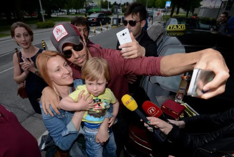 Enrique Iglesias uoči koncerta u Areni nekolicinu je fanova počastio selfijima.