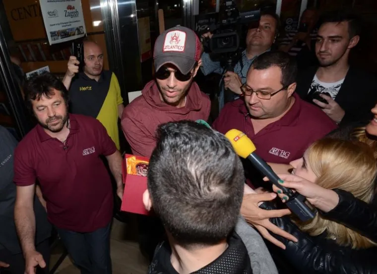 Enrique Iglesias uoči koncerta u Areni nekolicinu je fanova počastio selfijima.