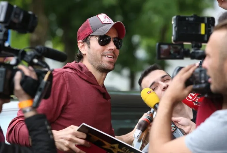 Enrique Iglesias uoči koncerta u Areni nekolicinu je fanova počastio selfijima.