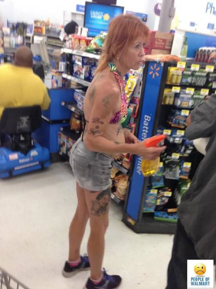 Walmart je dućan poznat po povoljnim cijenama i stvarno bizarnim kupcima. Neke od njih okupili smo u galeriji. Kako je moguće da jedan dućan privlači toliku broj neobičnih kupaca, nikome nije jasno.