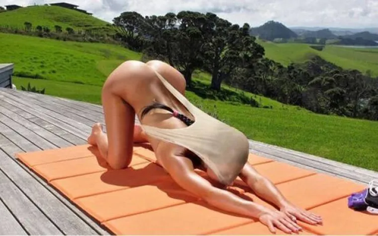 BOLESNI NOVI TREND: Ekstremno navlačenje gaća postalo je pravi hit među curama, ne isprobavajte ovo kod kuće