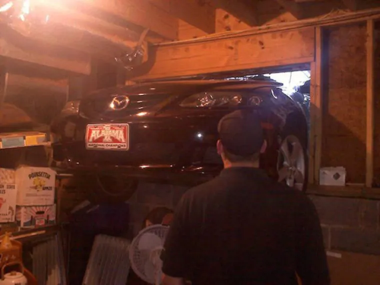 Dobro je poznata činjenica da vožnja automobila ba&scaron; nije za svakoga. Zato postoji vozački ispit koji bi trebao ukloniti lo&scaron;e vozače s cesta. No, nekako nam se čini da čak i oni koji ga prođu nisu ba&scaron; sposobni za vožnju. Za neke od nezgoda iz galerije te&scaron;ko je uopće pojmiti kako su se dogodile.