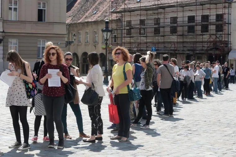 GUŽVA PRED VLADOM: U redu čekali da pojedinačno predaju svoje zahtjeve