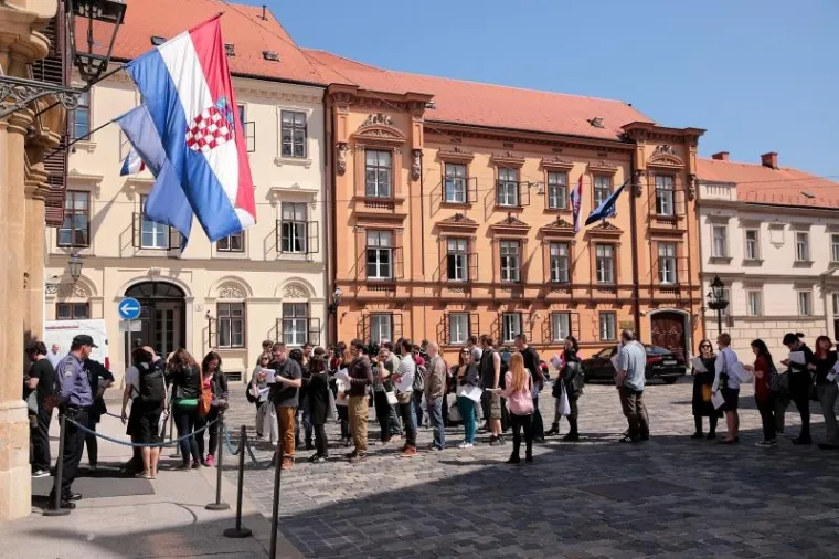 GUŽVA PRED VLADOM: U redu čekali da pojedinačno predaju svoje zahtjeve