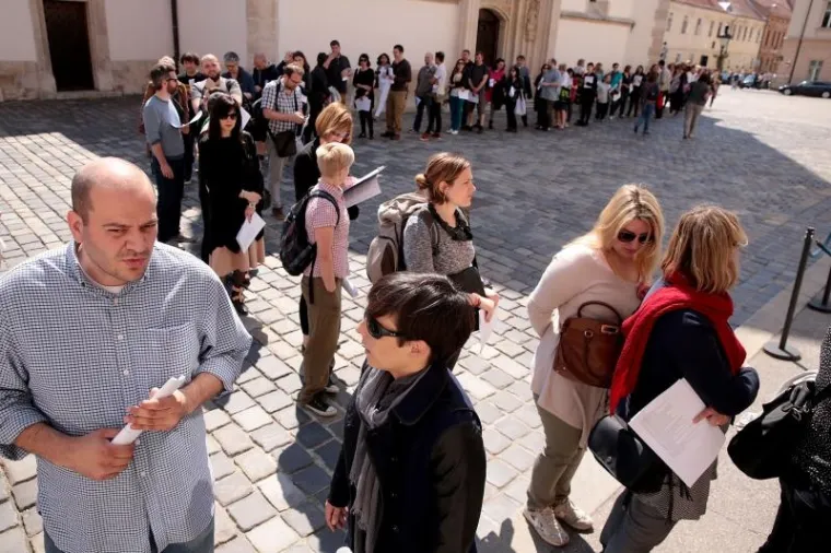 GUŽVA PRED VLADOM: U redu čekali da pojedinačno predaju svoje zahtjeve