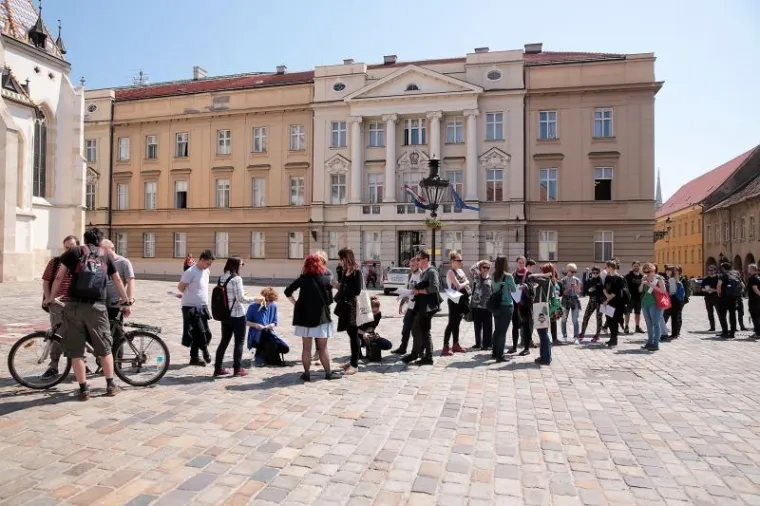 GUŽVA PRED VLADOM: U redu čekali da pojedinačno predaju svoje zahtjeve
