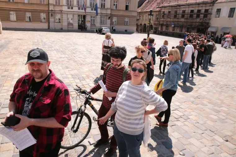GUŽVA PRED VLADOM: U redu čekali da pojedinačno predaju svoje zahtjeve