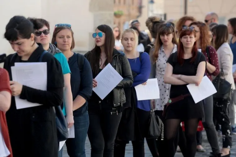 GUŽVA PRED VLADOM: U redu čekali da pojedinačno predaju svoje zahtjeve
