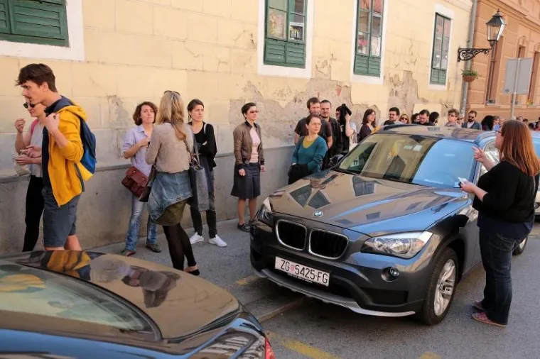 GUŽVA PRED VLADOM: U redu čekali da pojedinačno predaju svoje zahtjeve