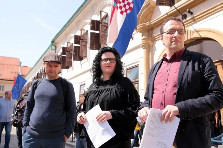 GUŽVA PRED VLADOM: U redu čekali da pojedinačno predaju svoje zahtjeve