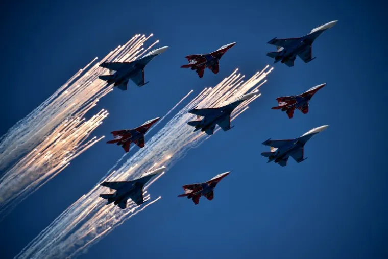 Na nebu su grmjeli vojni avioni, među kojima lovci Su-35, korišteni u Siriji.