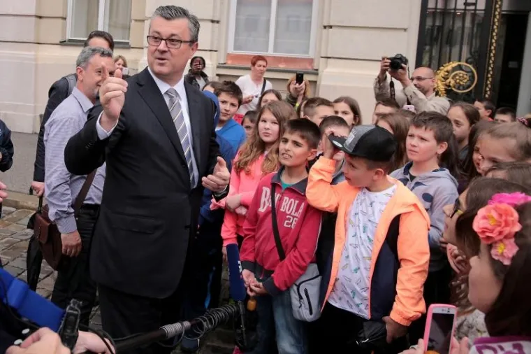 Čekajuci na Markovom trgu albanskog predsjednika premijer Tihomir Ore&scaron;kovic prvo je mahnuo učenicima iz Splita koji su se tamo zatekli, a onda pretrčao do Sabora da ih pozdravi.