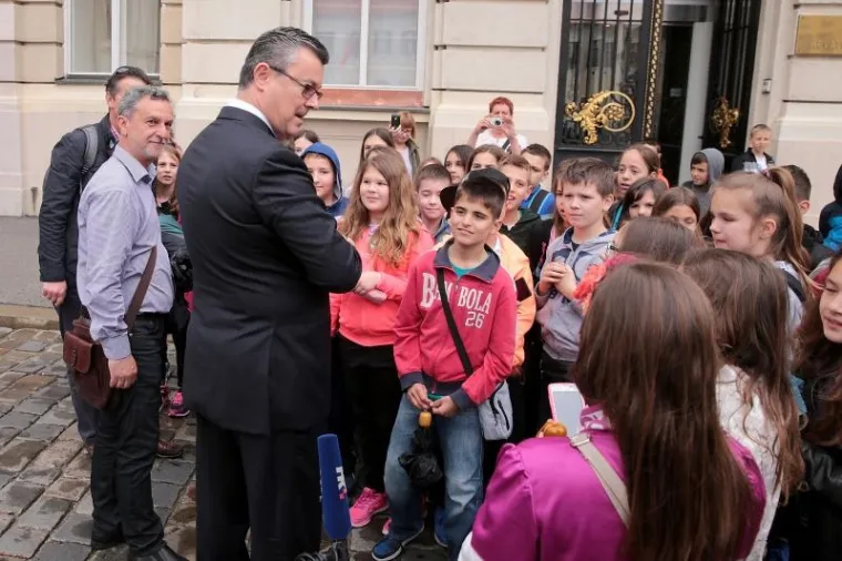 U DOBROM I VESELOM DRU&Scaron;TVU: Ore&scaron;ković pretrčao Markov trg da pozdravi male Splićane