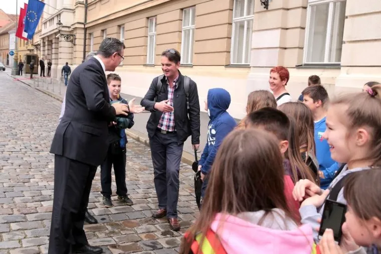 U DOBROM I VESELOM DRU&Scaron;TVU: Ore&scaron;ković pretrčao Markov trg da pozdravi male Splićane