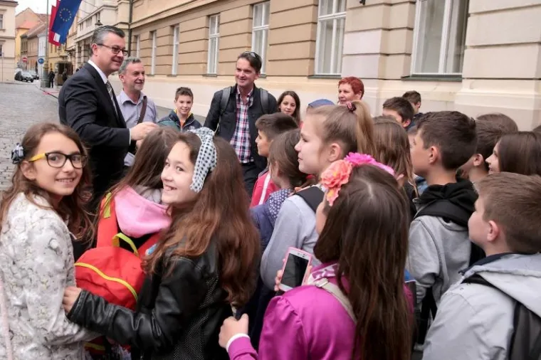 U DOBROM I VESELOM DRU&Scaron;TVU: Ore&scaron;ković pretrčao Markov trg da pozdravi male Splićane