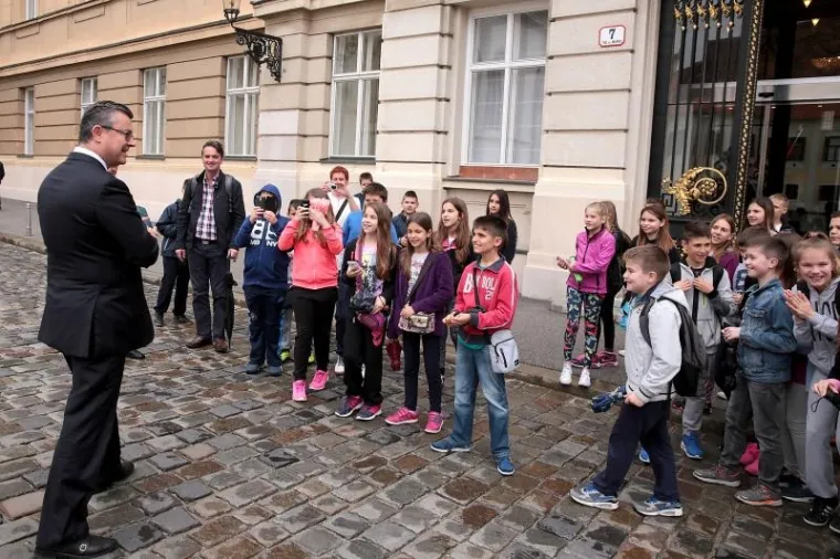 U DOBROM I VESELOM DRU&Scaron;TVU: Ore&scaron;ković pretrčao Markov trg da pozdravi male Splićane