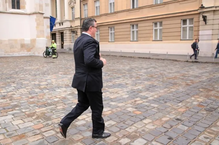 U DOBROM I VESELOM DRU&Scaron;TVU: Ore&scaron;ković pretrčao Markov trg da pozdravi male Splićane