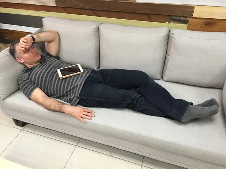 Zeev Farbman, šef kompanije Lightricks zaspao je na poslu, a njegovi kolege odlučili su se zabaviti na njegov račun, uslikati ga i onda fotošopirati. Njihove radove okupili smo u fotogaleriji.