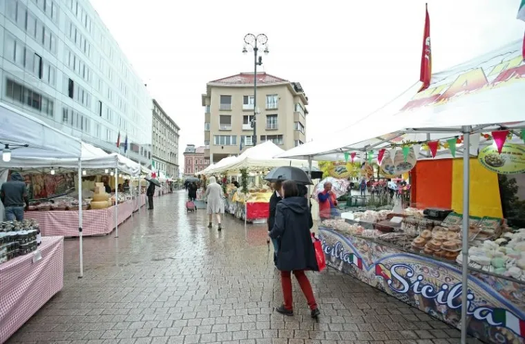 Na Europskom trgu otvorena je manifestacija Italia fest, gastronomske ponude koja na mnogobrojnim štandovima predstavlja najbolje od gastronomije talijanskih regija.