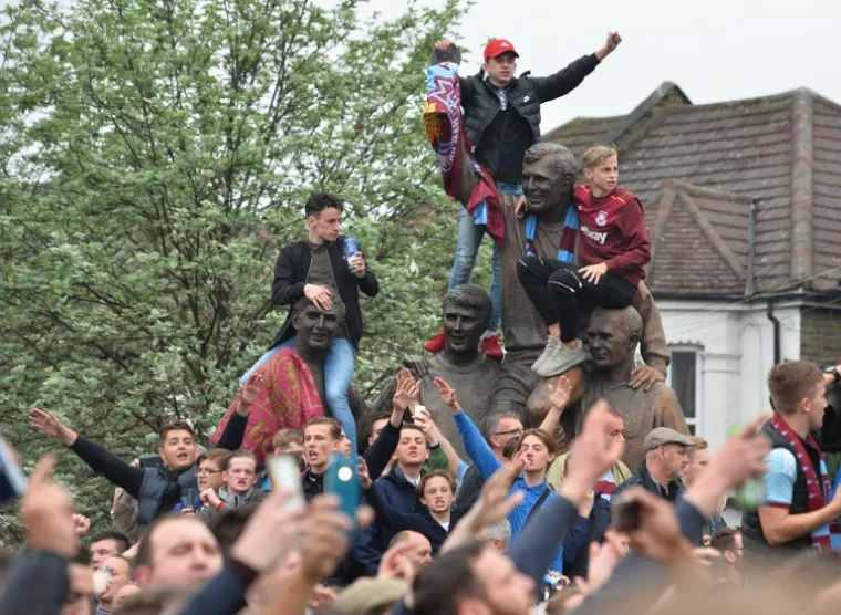 UTAKMICA JE KASNILA: Ovo je bila 'dobrodo&scaron;lica' West Hamovih navijača za Manchester United